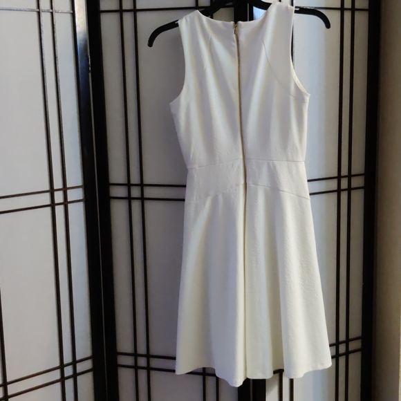 White Social Sheath Dress with white soft pattern - Picture 2 of 6